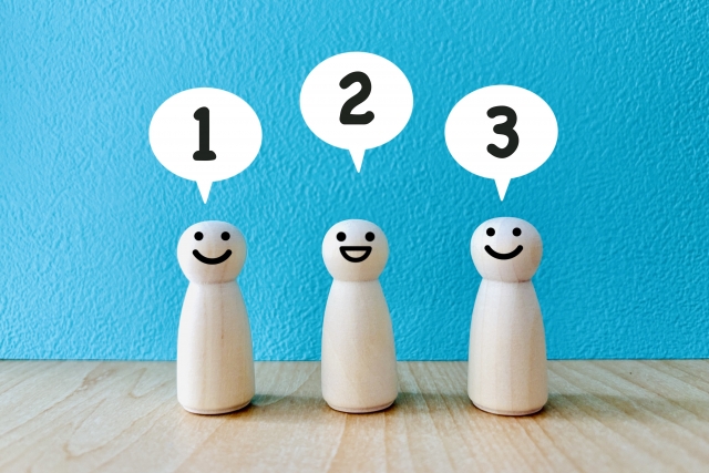 3つ並んだ人形の家に1、2、3の吹き出しがある