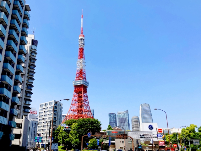 赤羽橋交差点から見た東京タワーの写真