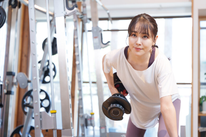 トレーニングをしている30代の女性の写真