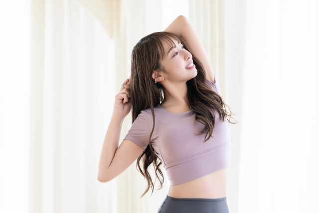 ストレッチをする女性の写真